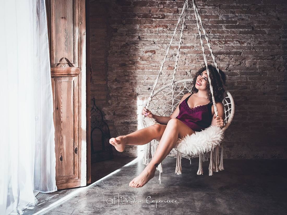 Sesión boudoir divertida en columpio de macramé
