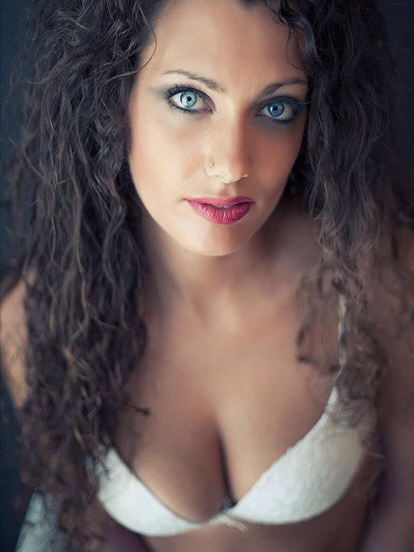 Retrato boudoir en primer plano con mirada directa a cámara